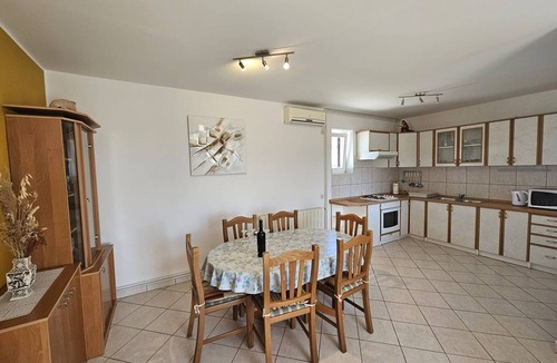Susica Apartment | Three-bedroom Apartment in Murter