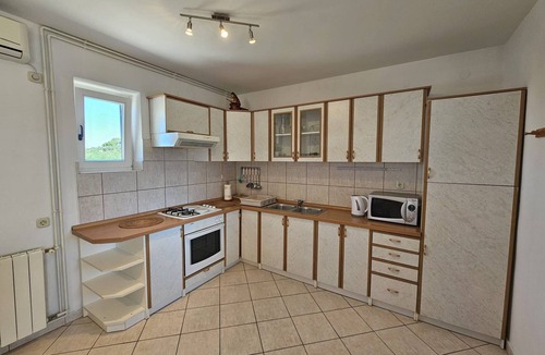 Susica Apartment | Three-bedroom Apartment in Murter