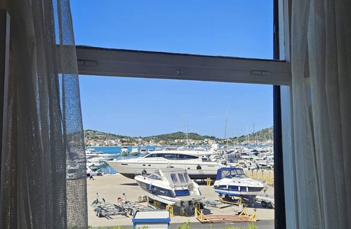 Susica Apartment | Three-bedroom Apartment in Murter