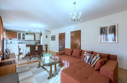 Kastel Novi Apartment | Three bedroom apartment with balcony Kaštel Štafilić, Kaštela (A-20662-b)