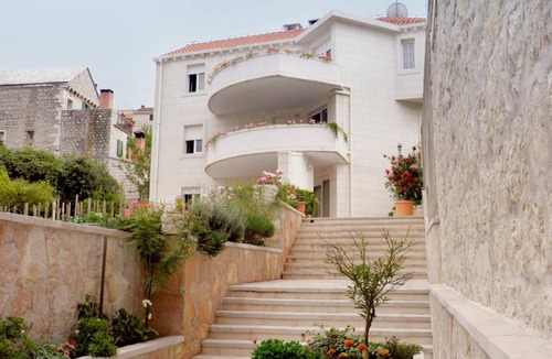 Pucisca Apartment | Three bedroom apartment with terrace Pučišća, Brač (A-754-d)