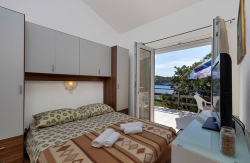 Pokrivenik Apartment | Three bedroom apartment near beach Cove Pokrivenik (Hvar) (A-5223-b)