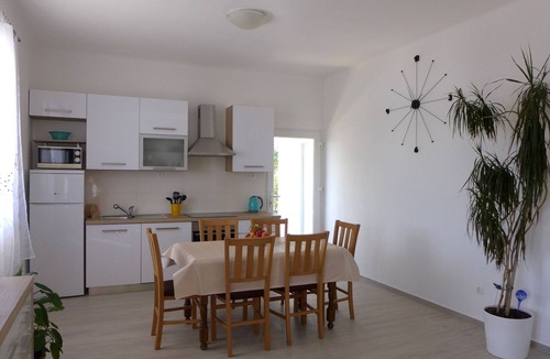 Sumartin Apartment | Three bedroom apartment near beach Sumartin, Brač (A-5771-a)