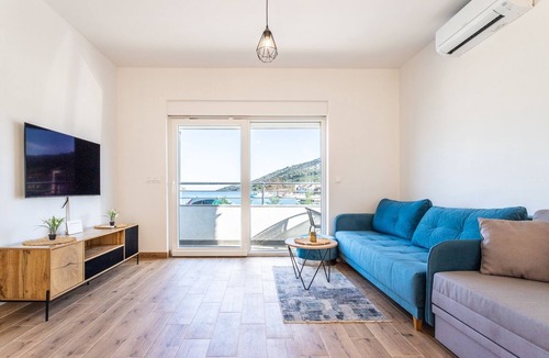 Vinisce Apartment | Three bedroom apartment near beach Vinišće, Trogir (A-22920-a)