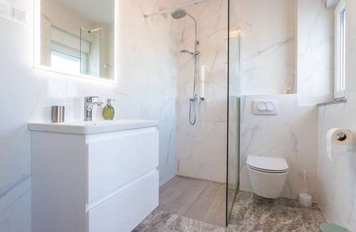 Vinisce Apartment | Three bedroom apartment near beach Vinišće, Trogir (A-22920-b)