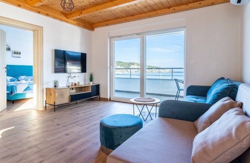 Vinisce Apartment | Three bedroom apartment near beach Vinišće, Trogir (A-22920-c)