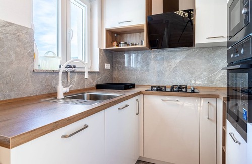 Vinisce Apartment | Three bedroom apartment near beach Vinišće, Trogir (A-22920-c)