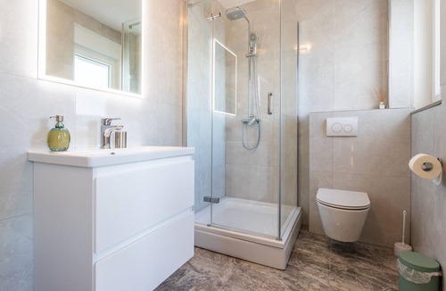 Vinisce Apartment | Three bedroom apartment near beach Vinišće, Trogir (A-22920-c)