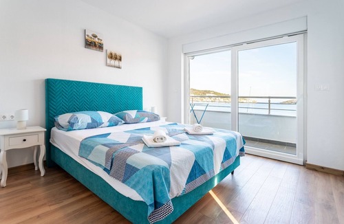 Vinisce Apartment | Three bedroom apartment near beach Vinišće, Trogir (A-22920-c)