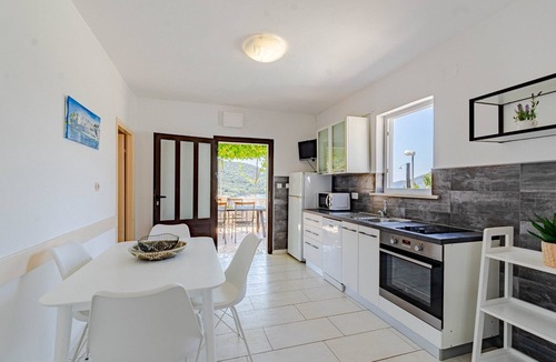 Zrnovo Apartment | Three bedroom apartment with a swimming pool Tri Žala, Korčula (A-558-e)