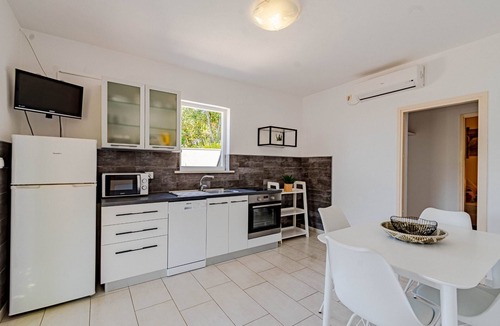 Zrnovo Apartment | Three bedroom apartment with a swimming pool Tri Žala, Korčula (A-558-e)