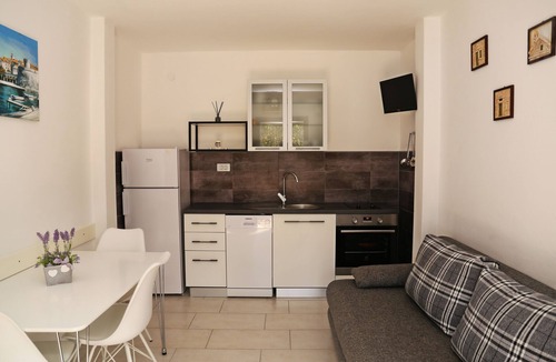 Zrnovo Apartment | Three bedroom apartment with a swimming pool Tri Žala, Korčula (A-558-e)
