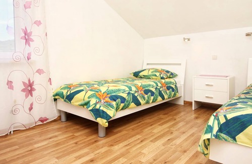 Zrnovo Apartment | Three bedroom apartment near beach Cove Vrbovica, Korčula (A-4452-b)