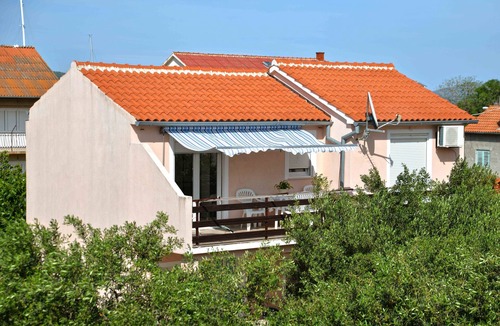 Betina Apartment | Three bedroom apartment with balcony Betina, Murter (A-25424-a)