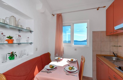 Igrane Apartment | Three bedroom apartment near beach Igrane, Makarska (A-20373-a)