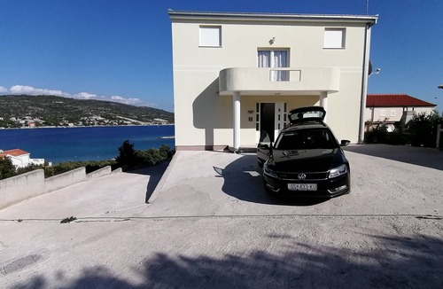Sevid Apartment | Three bedroom apartment near beach Sevid, Trogir (A-18168-a)
