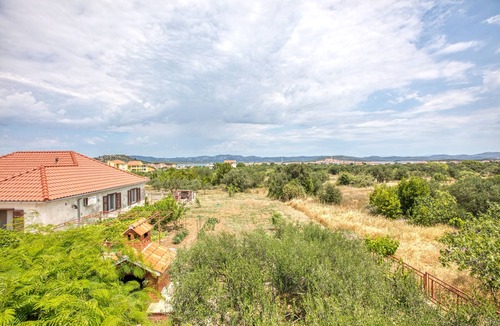 Susica Apartment | Three bedroom apartment with terrace and sea view Murter (A-5088-e)