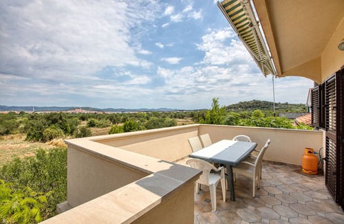 Susica Apartment | Three bedroom apartment with terrace and sea view Murter (A-5088-e)