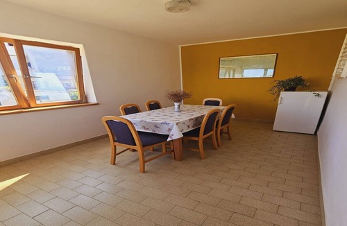 Murter Apartment | Three-bedroom apartment in Murter