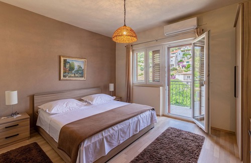 Povlja Apartment | Three bedroom apartment with terrace and sea view Povlja, Brač (A-16792-a)