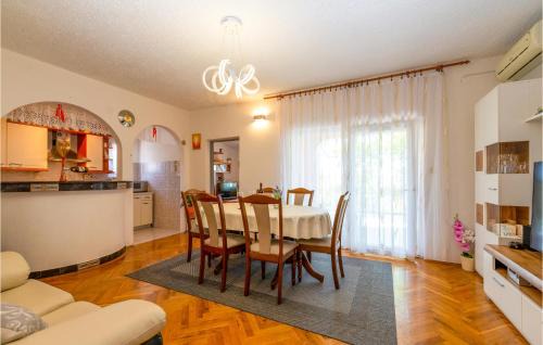 Rovanjska Apartment | Three-Bedroom Apartment In Rovanjska