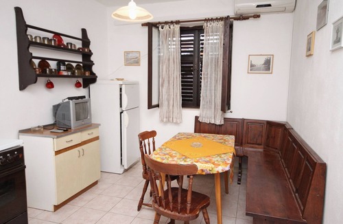 Supetar Apartment | Three bedroom apartment with terrace Supetar, Brač (A-6026-a)