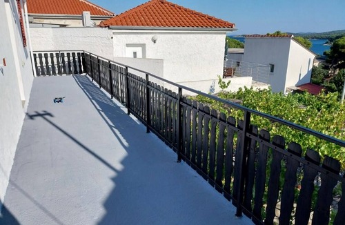 Tijesno Apartment | Three bedroom apartment with balcony Tisno, Murter (A-21405-a)