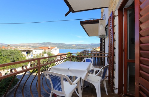 Arbanija Apartment | Three bedroom apartment with balcony and sea view Arbanija, Čiovo (A-17332-a)