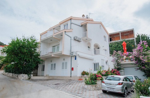 Trogir Apartment | Three bedroom apartment with balcony and sea view Mastrinka, Čiovo (A-11283-b)