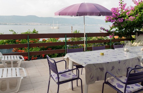 Arbanija Apartment | Three bedroom apartment near beach Arbanija, Čiovo (A-16117-b)