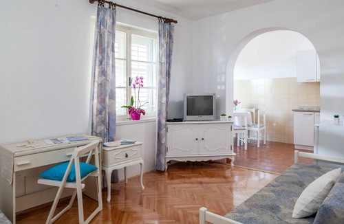 Tucepi Apartment | Three bedroom apartment near beach Tučepi, Makarska (A-2677-b)