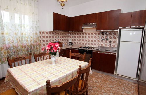 Vinisce Apartment | Three bedroom apartment near beach Vinišće, Trogir (A-4892-a)