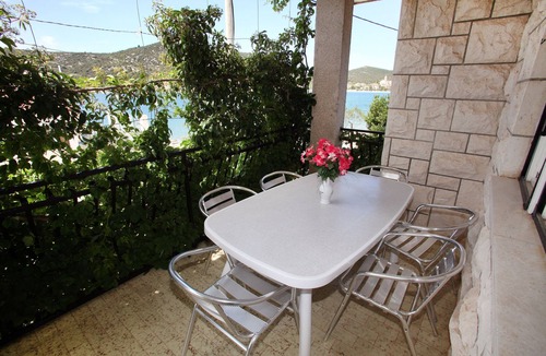 Vinisce Apartment | Three bedroom apartment near beach Vinišće, Trogir (A-4892-a)