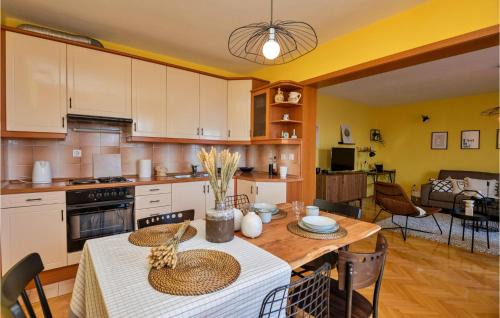 Batinici Apartment | Three-Bedroom Apartment In Makarska