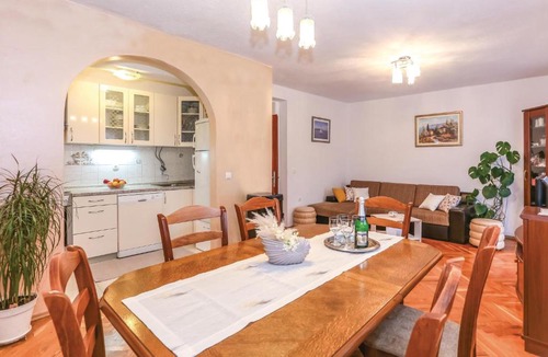 Vojnic Sinjski Apartment | Three-Bedroom Apartment in Vojnic Sinjski