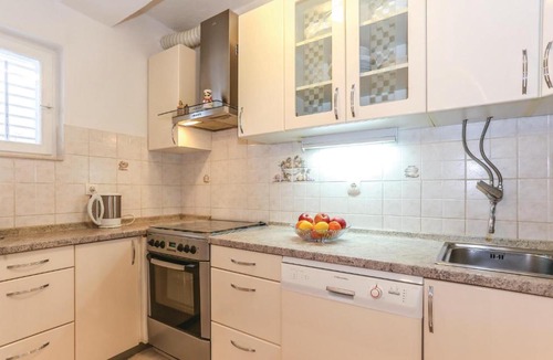 Vojnic Sinjski Apartment | Three-Bedroom Apartment in Vojnic Sinjski