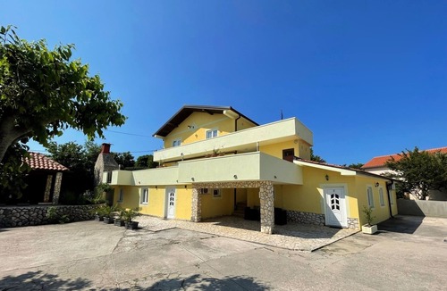 Polje Apartment | Three bedroom apartment with terrace and sea view Polje, Krk (A-18669-c)