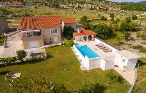 Klis House | Three-Bedroom Holiday Home In Brstanovo