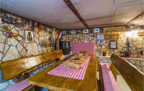 Klis House | Three-Bedroom Holiday Home In Brstanovo