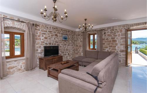 Loviste House | Three-Bedroom Holiday Home In Loviste