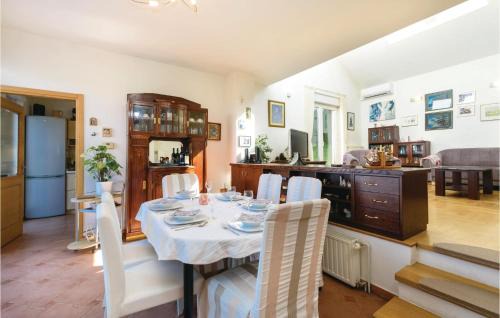 Kupinecki Kraljevec House | Three-Bedroom Holiday Home In Starjak
