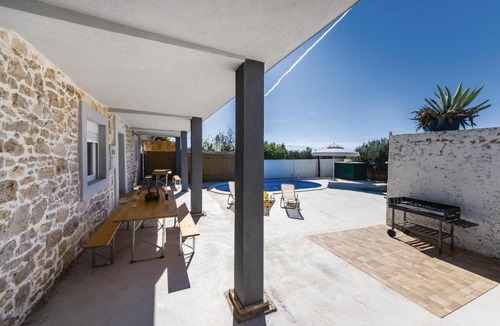 Velim House | Three-Bedroom Holiday Home in Nadin