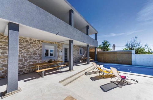 Velim House | Three-Bedroom Holiday Home in Nadin
