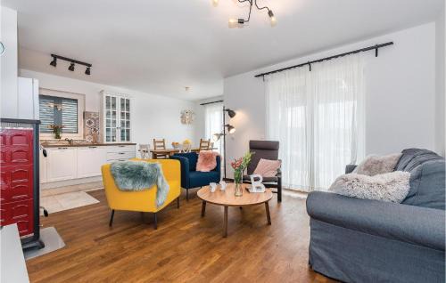 Drnis House | Three-Bedroom Holiday Home In Pakovo Selo