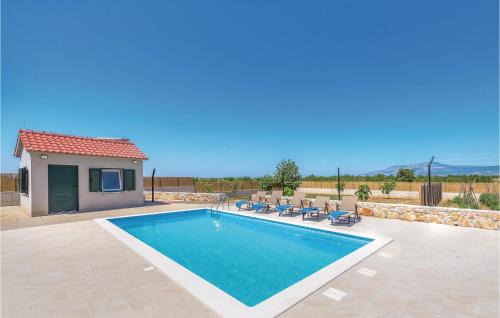 Drnis House | Three-Bedroom Holiday Home In Pakovo Selo