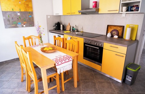 Plaski Apartment | Three Little Birds Suite provide country side accommodation and artist studio.