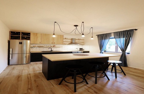 Tinj House | Tinj Rustic Holiday Home for 8
