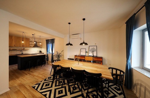 Tinj House | Tinj Rustic Holiday Home for 8