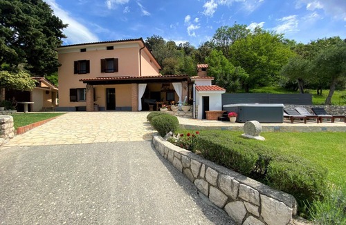Supetarska Draga House | Tolles Ferienhaus in Supetarska Draga mit Garten by Interhome