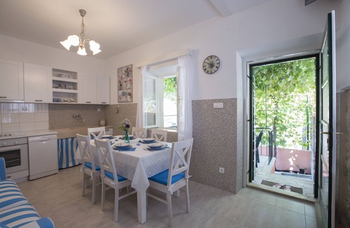 Postira Villa | Traditional detached stone villa 4*, with NEW OUTSIDE JACUZZI, near the beach